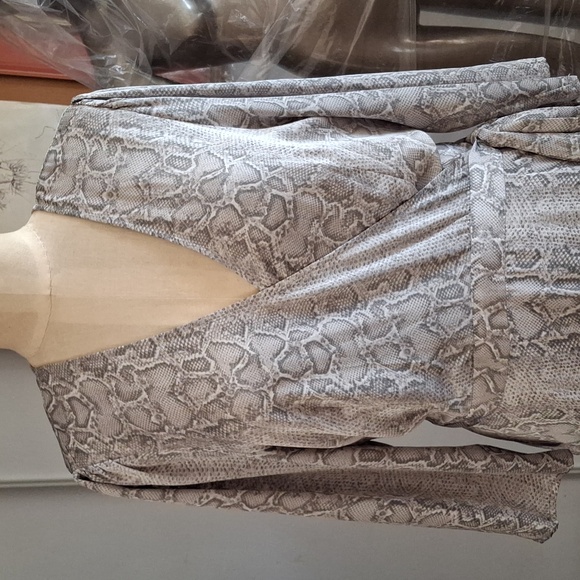 Snake print wrap romantic dress - Picture 2 of 5